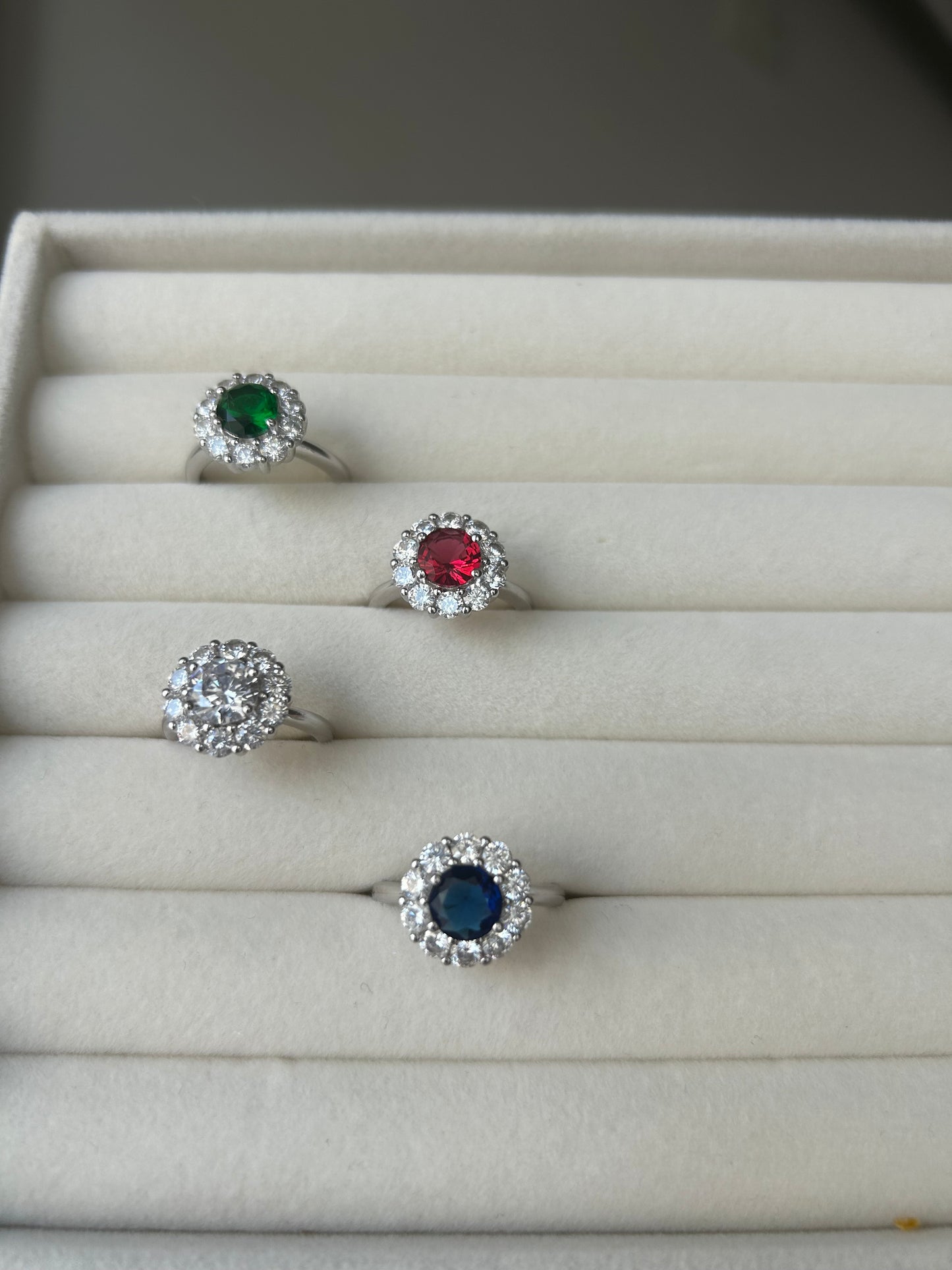 Anello Kate Tondo in Argento 925 con Zirconi Bianchi e Pietra Colorata