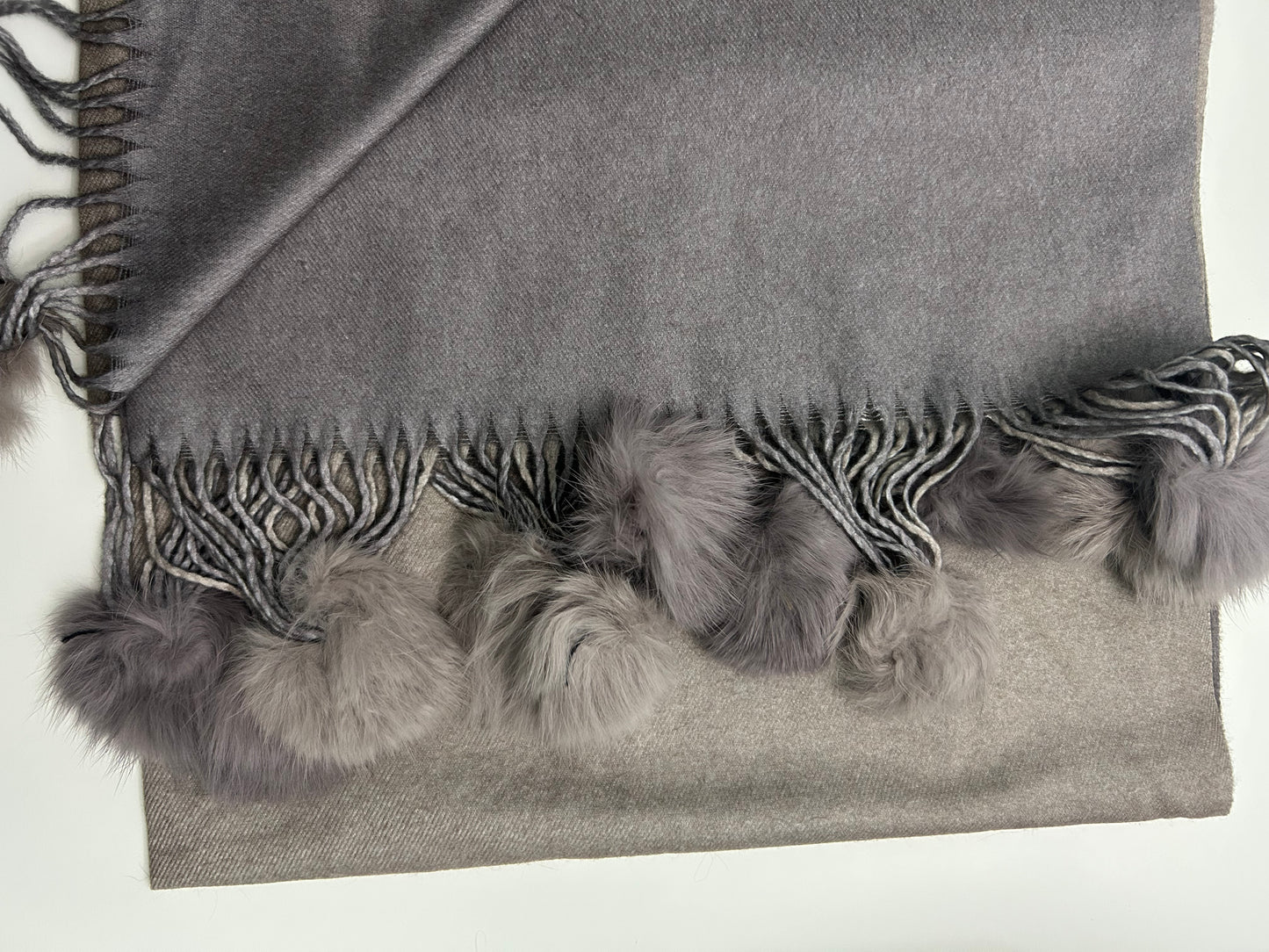 Sciarpa Cashmere Elegante Calda Morbida Bicolore con Pon Pon in Ecopelliccia