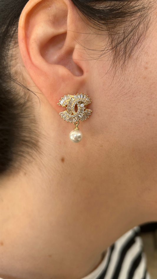 Orecchini a Lobo Modello Chanel Argento 925 Placcato Oro con Zirconi e Perla