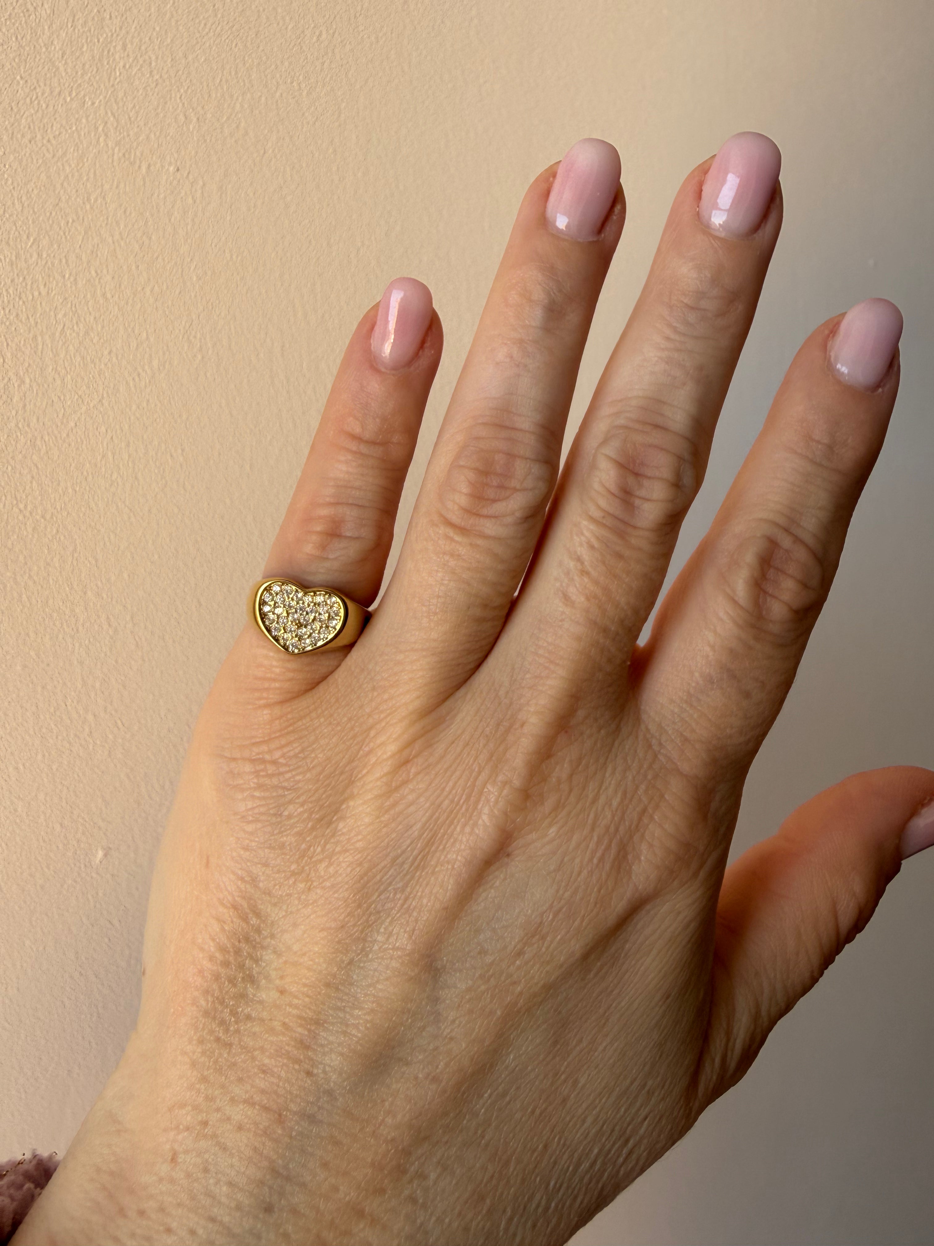 Anello Chevalier Heart con Zirconi Bianchi Gold