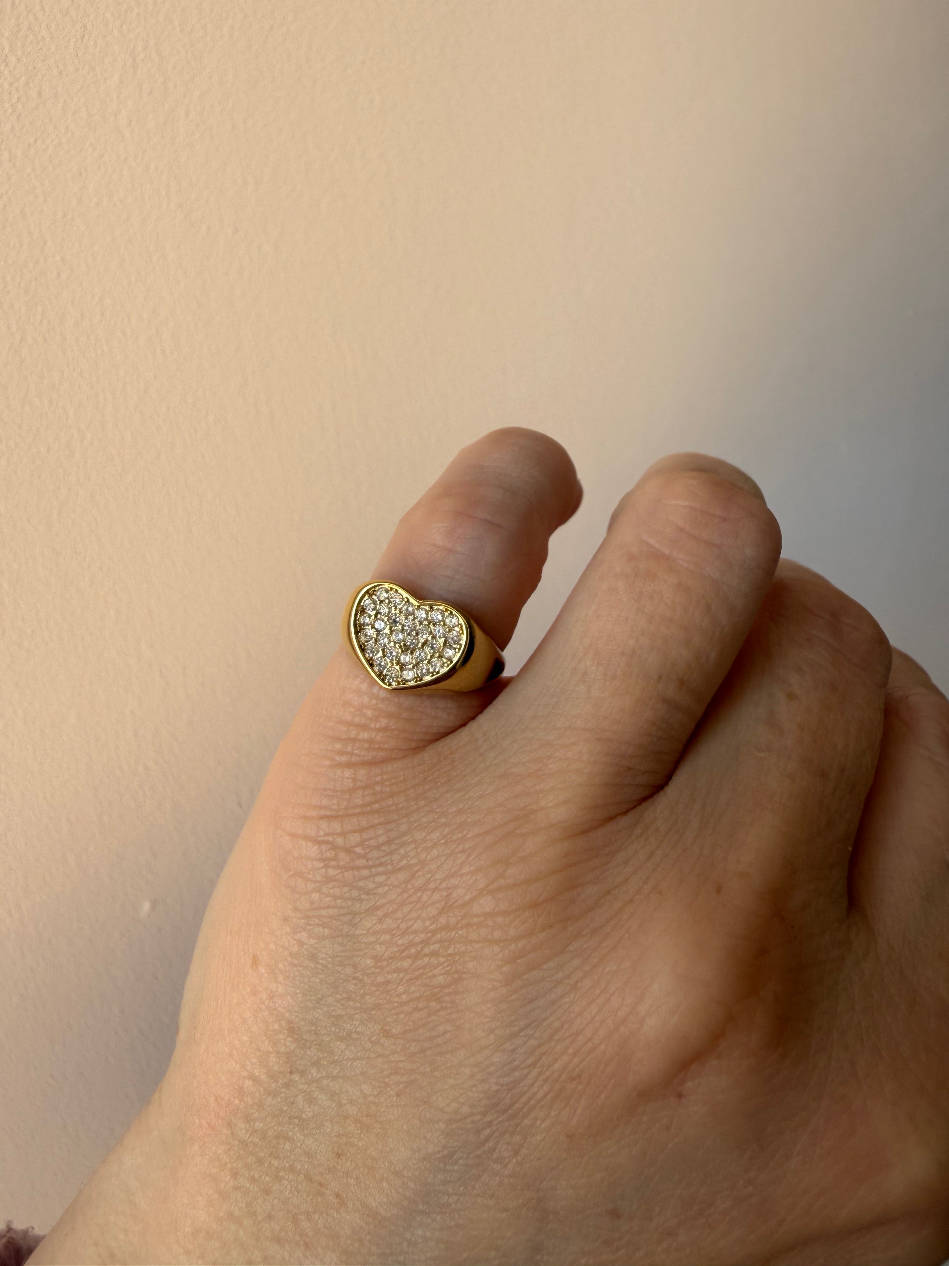 Anello Chevalier Heart con Zirconi Bianchi Gold